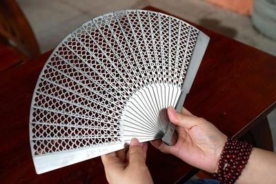 费戈龙鳞全钛合金折扇子:古风镂空之美,充满文化内涵的艺术品